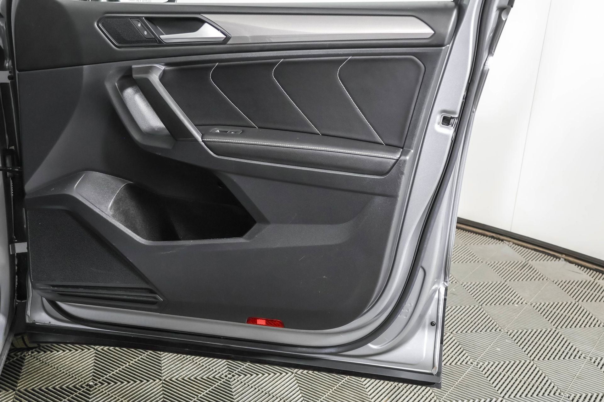 Used 2023 Volkswagen Tiguan SE image 47