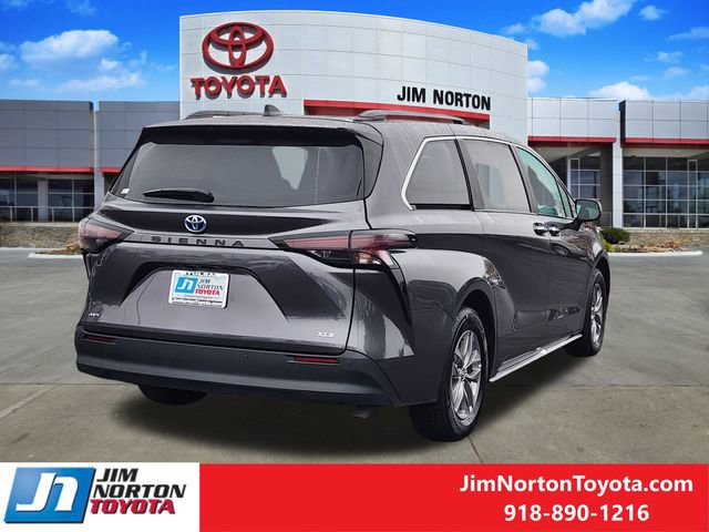 Used 2025 Toyota Sienna XLE image 5