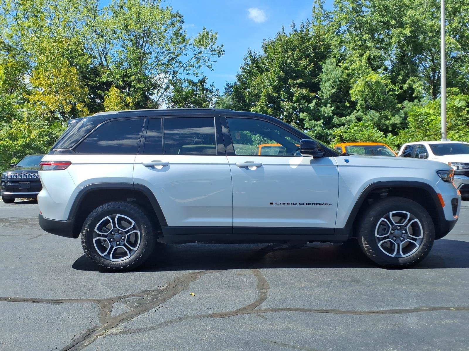 Certified 2023 Jeep Grand Cherokee Trailhawk w/ Luxury Tech Group III AWD/4WD image 8