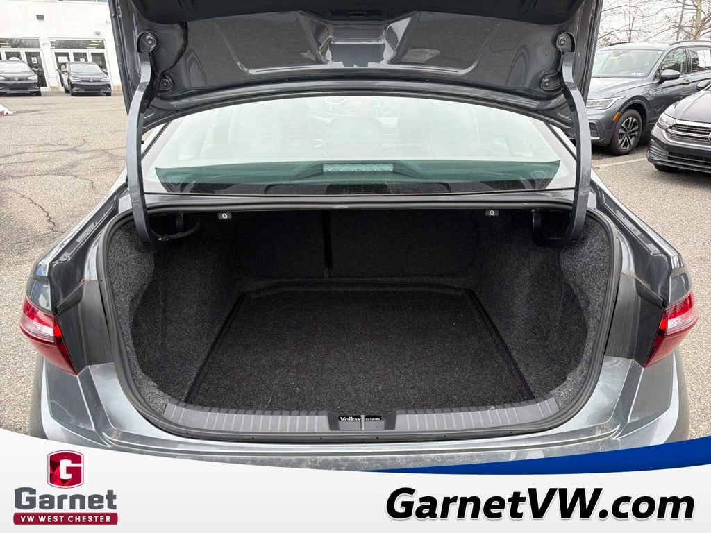 Certified 2025 Volkswagen Jetta SE w/ Black Wheel Package image 16