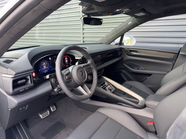 New 2025 Porsche Macan Turbo Electric image 4