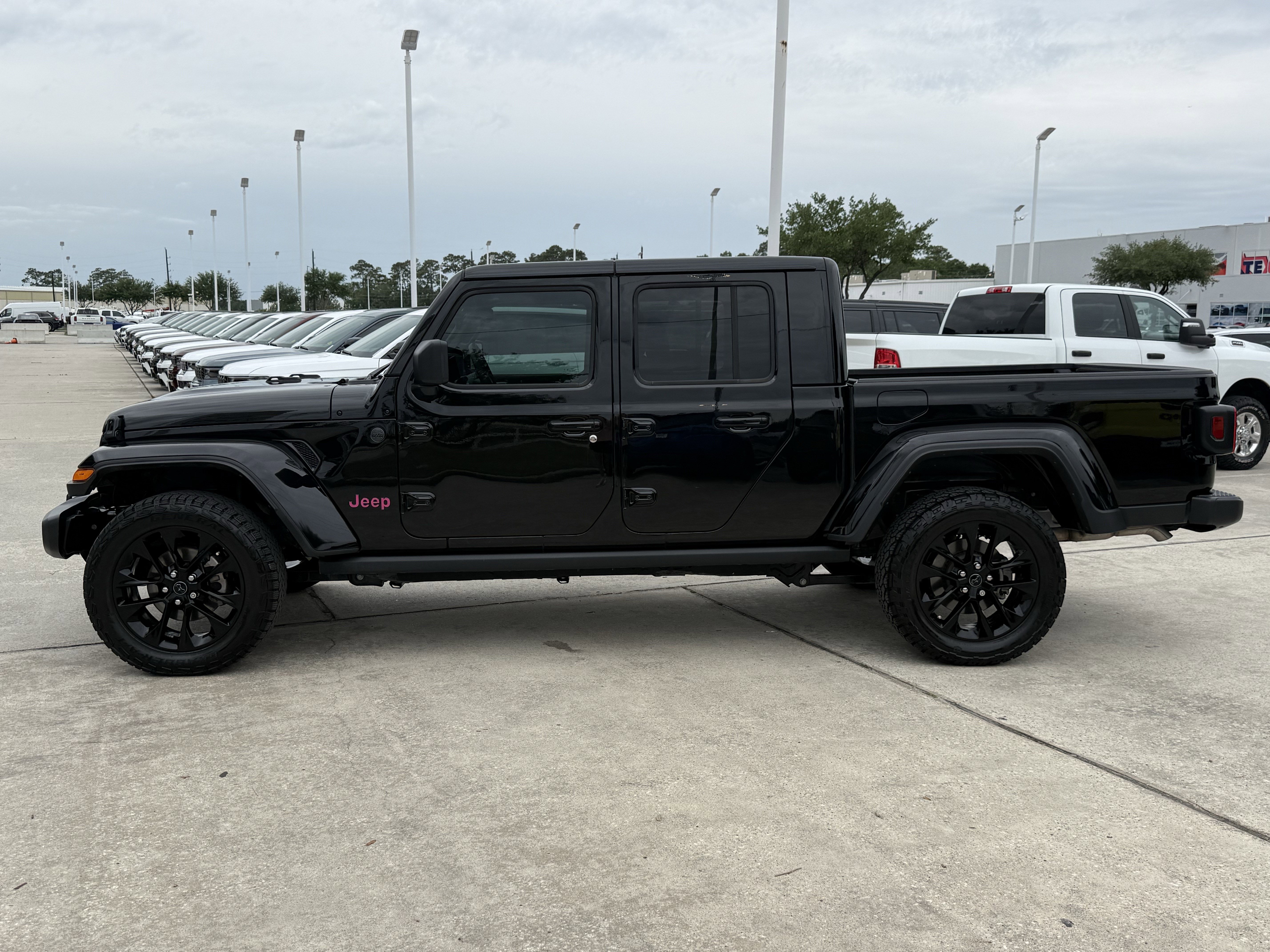 Used 2025 Jeep Gladiator Sport AWD/4WD image 9