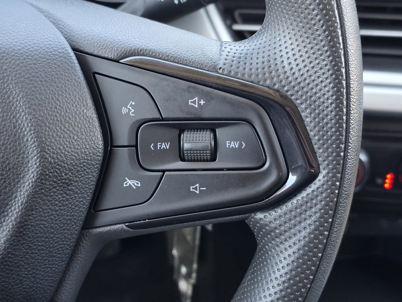 Used 2025 Chevrolet Trax LS w/ LS Convenience Package image 26