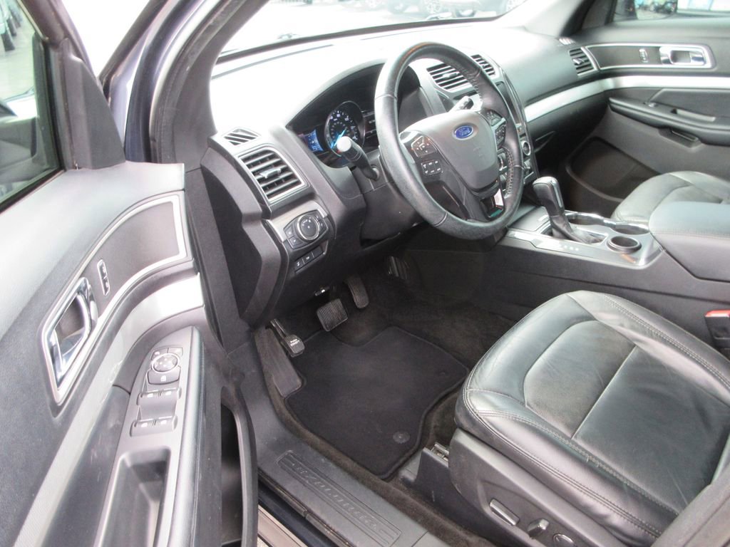 Used 2017 Ford Explorer XLT w/ Equipment Group 202A FWD image 12