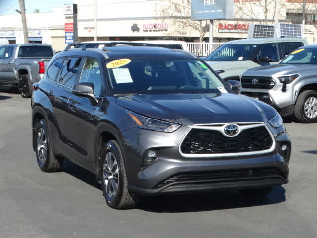 Used 2025 Toyota Highlander XLE image 2