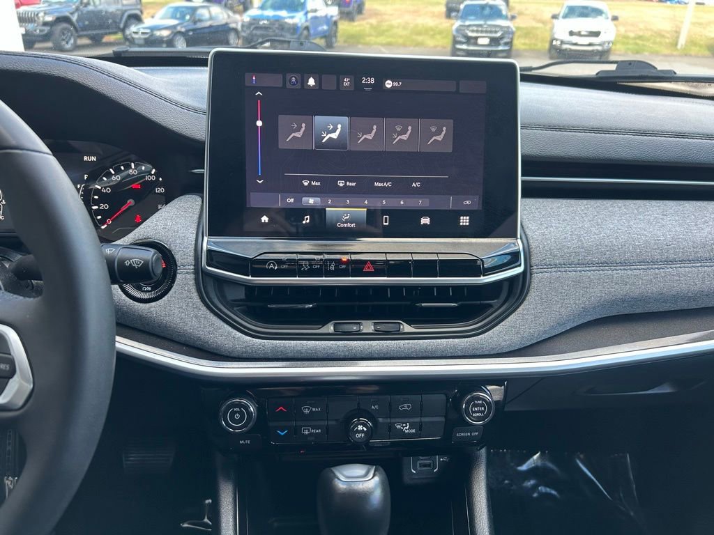 Used 2023 Jeep Compass Latitude image 9