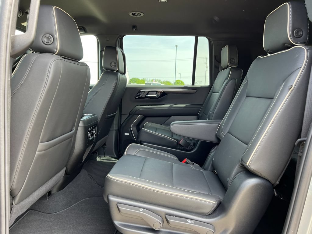 Used 2025 Chevrolet Suburban Premier AWD/4WD image 4