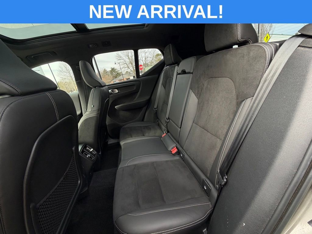 Used 2022 Volvo XC40 T5 R-Design w/ Advanced Package image 27