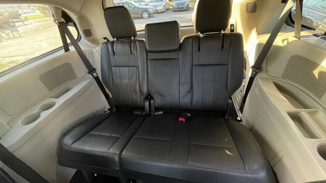 Used 2014 Chrysler Town & Country Touring image 9