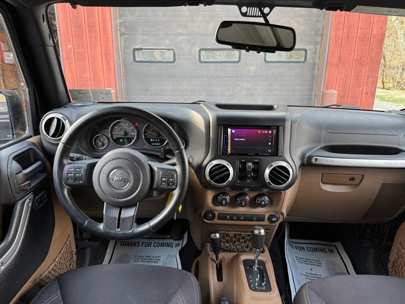 Used 2015 Jeep Wrangler Unlimited Rubicon w/ Connectivity Group image 13