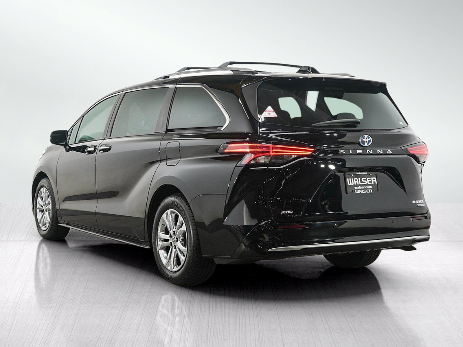 Used 2022 Toyota Sienna Platinum AWD/4WD image 3