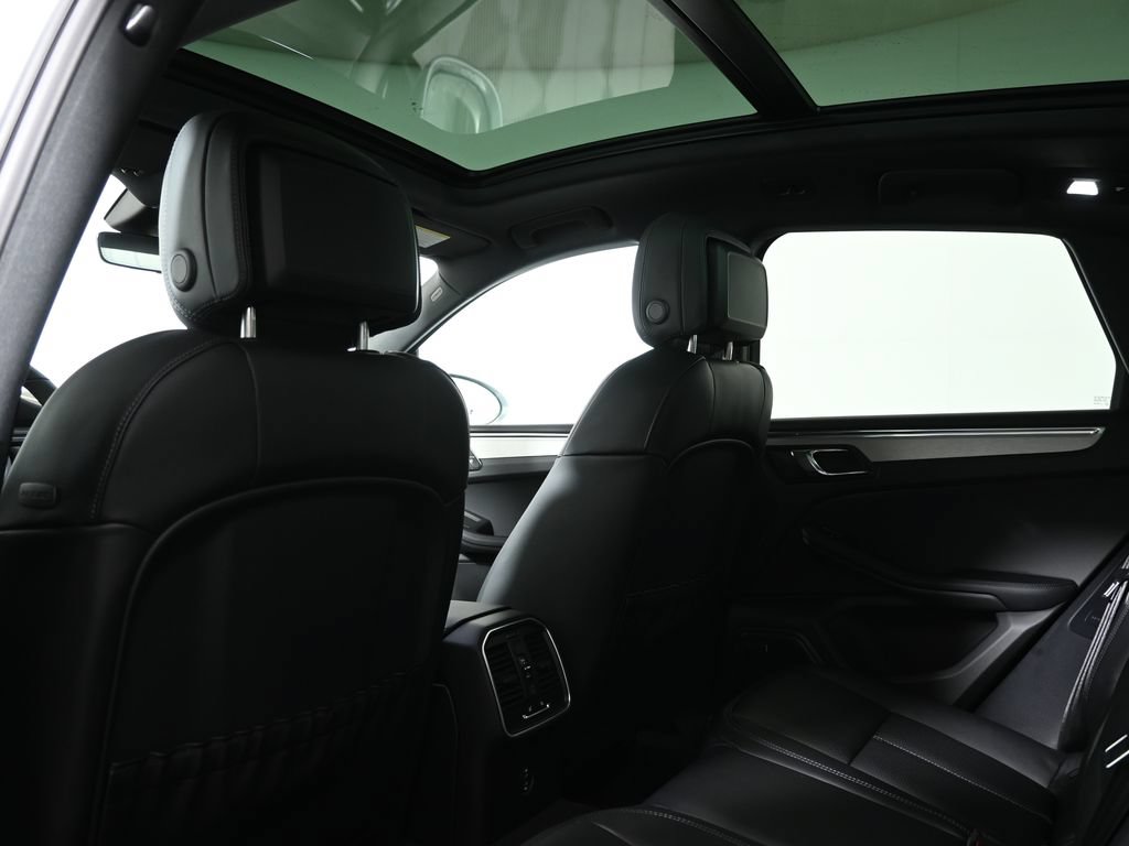 Used 2026 Porsche Macan AWD/4WD image 36