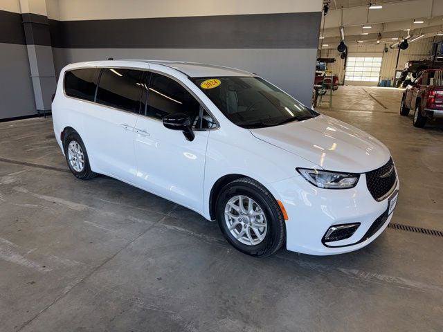 Certified 2024 Chrysler Pacifica Touring-L image 2