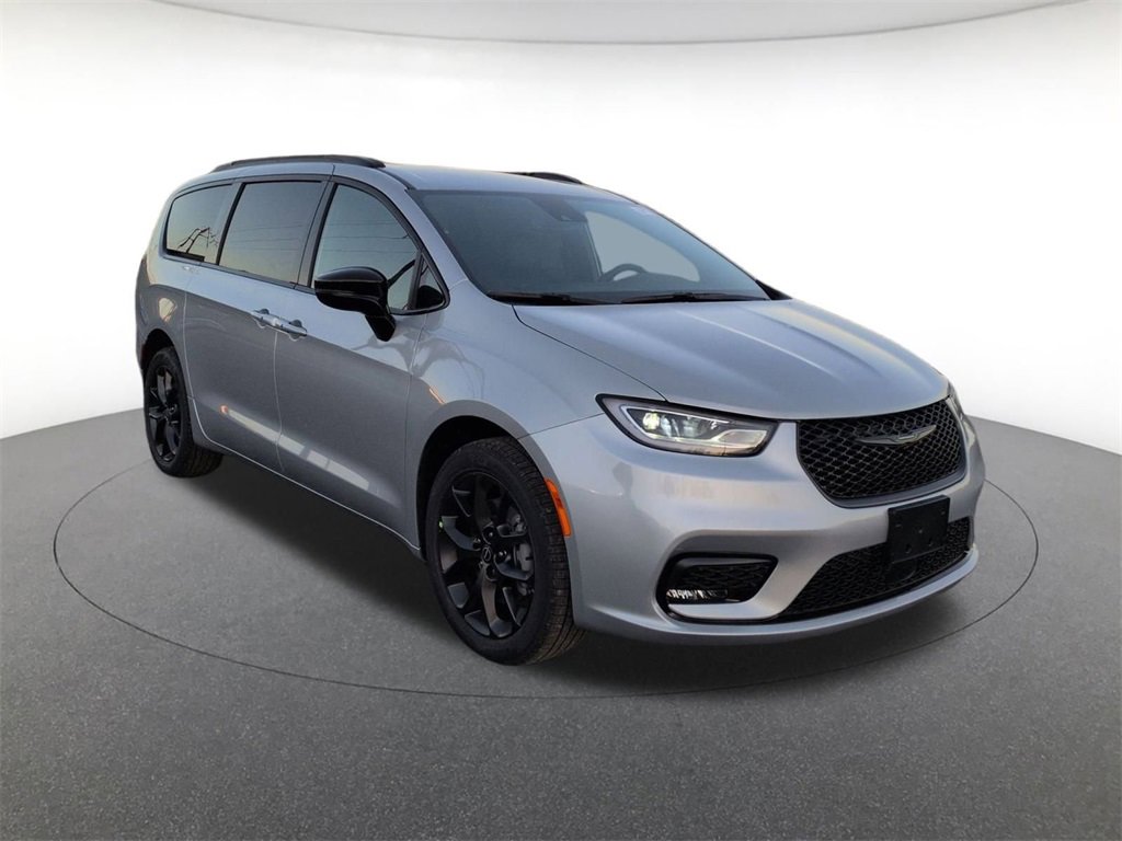 New 2026 Chrysler Pacifica Select