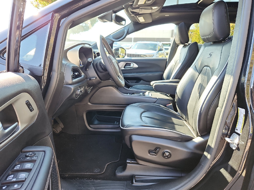 Used 2024 Chrysler Pacifica Premium FWD image 14