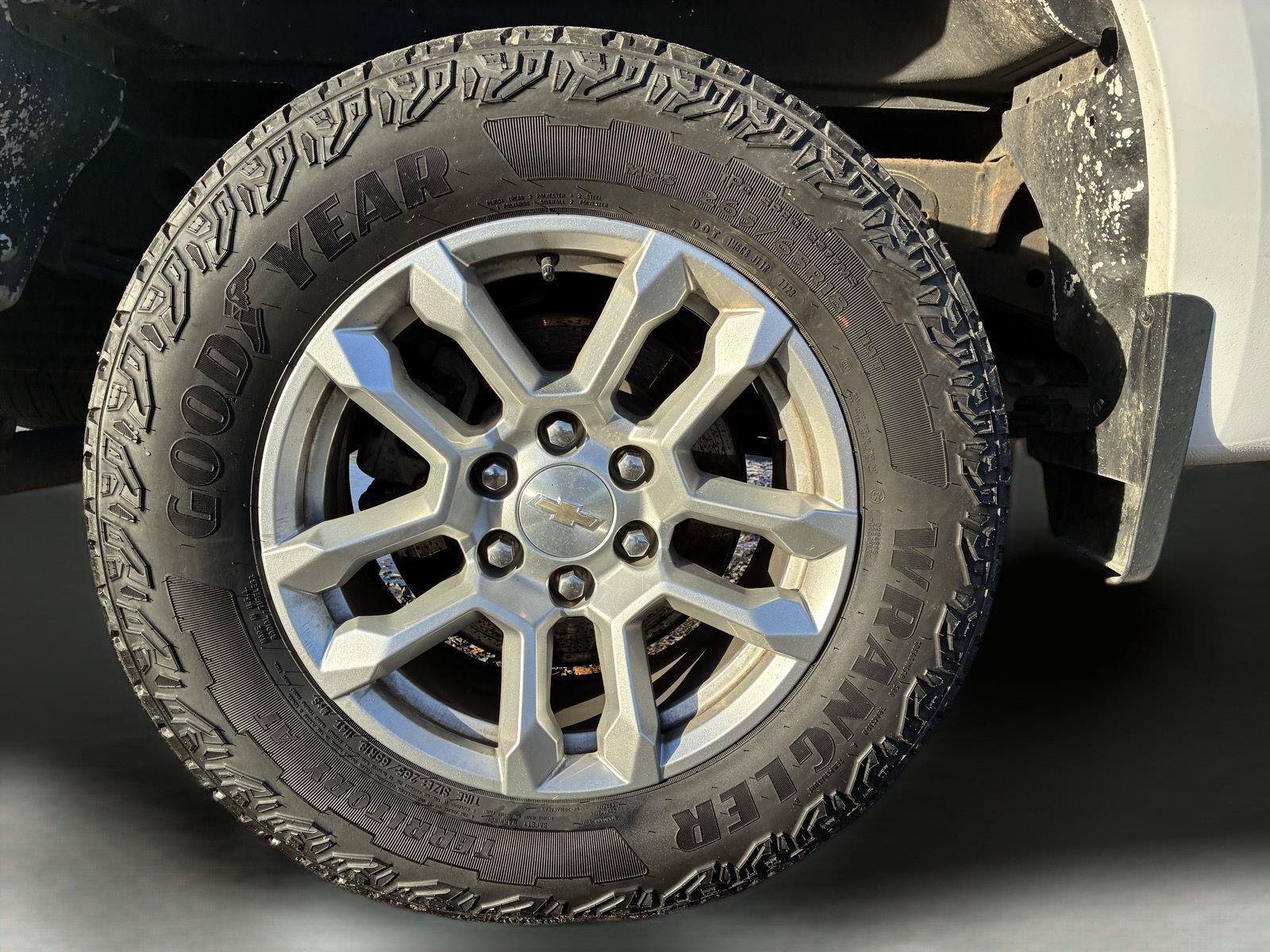 Used 2023 Chevrolet Silverado 1500 LT AWD/4WD image 29