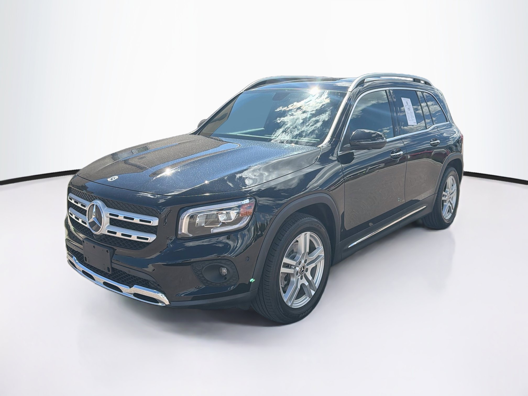 Used 2023 Mercedes-Benz GLB 250 4MATIC w/ Premium Package image 3