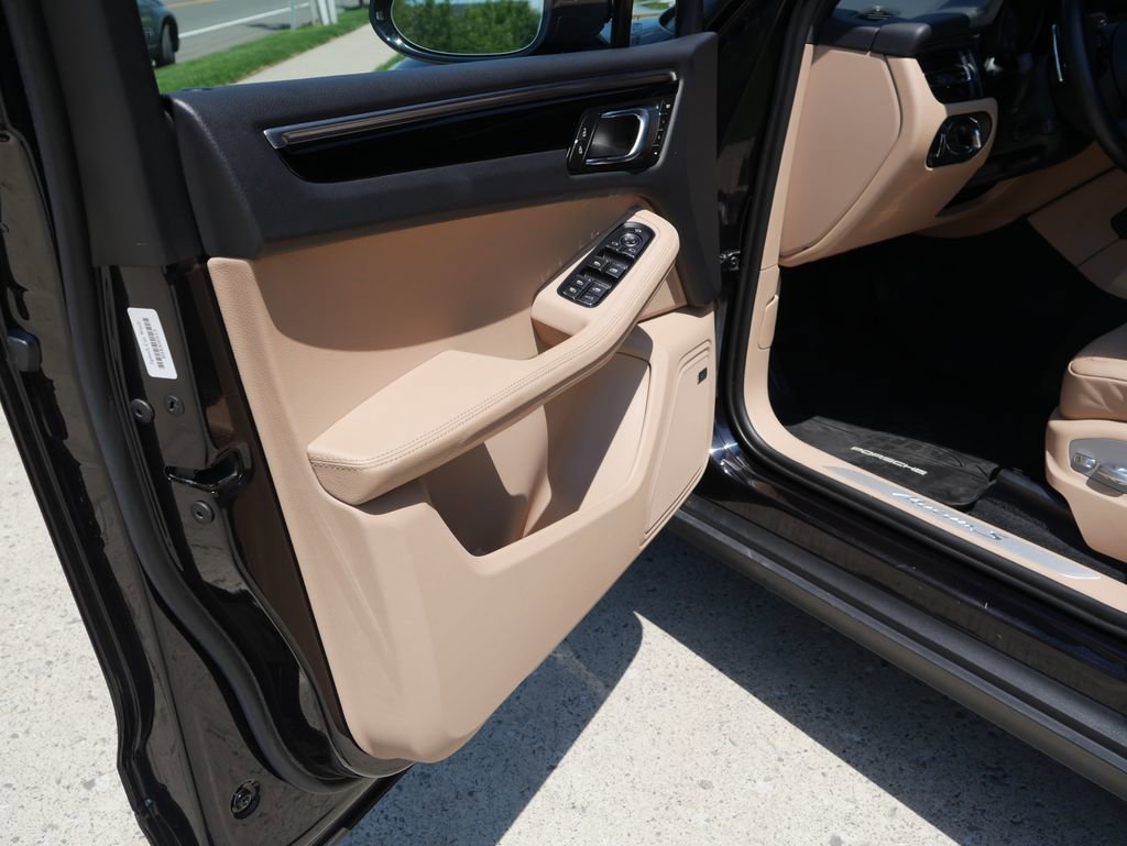 Certified 2023 Porsche Macan S AWD/4WD image 4