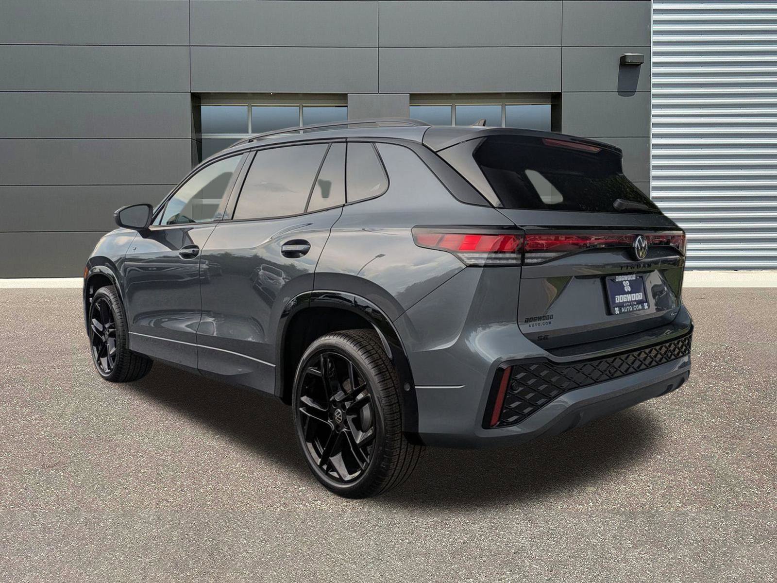 New 2025 Volkswagen Tiguan SE R-Line image 3