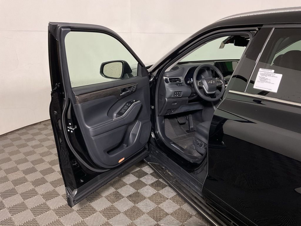 New 2026 Toyota Highlander Platinum image 18