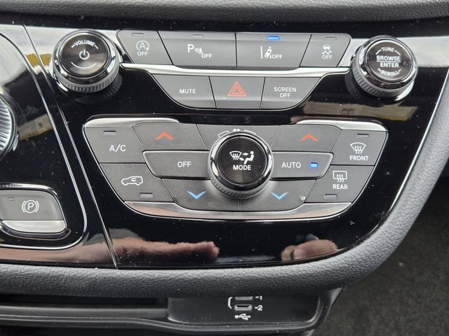 New 2026 Chrysler Pacifica Limited w/ Uconnect Theater Family Group FWD image 14