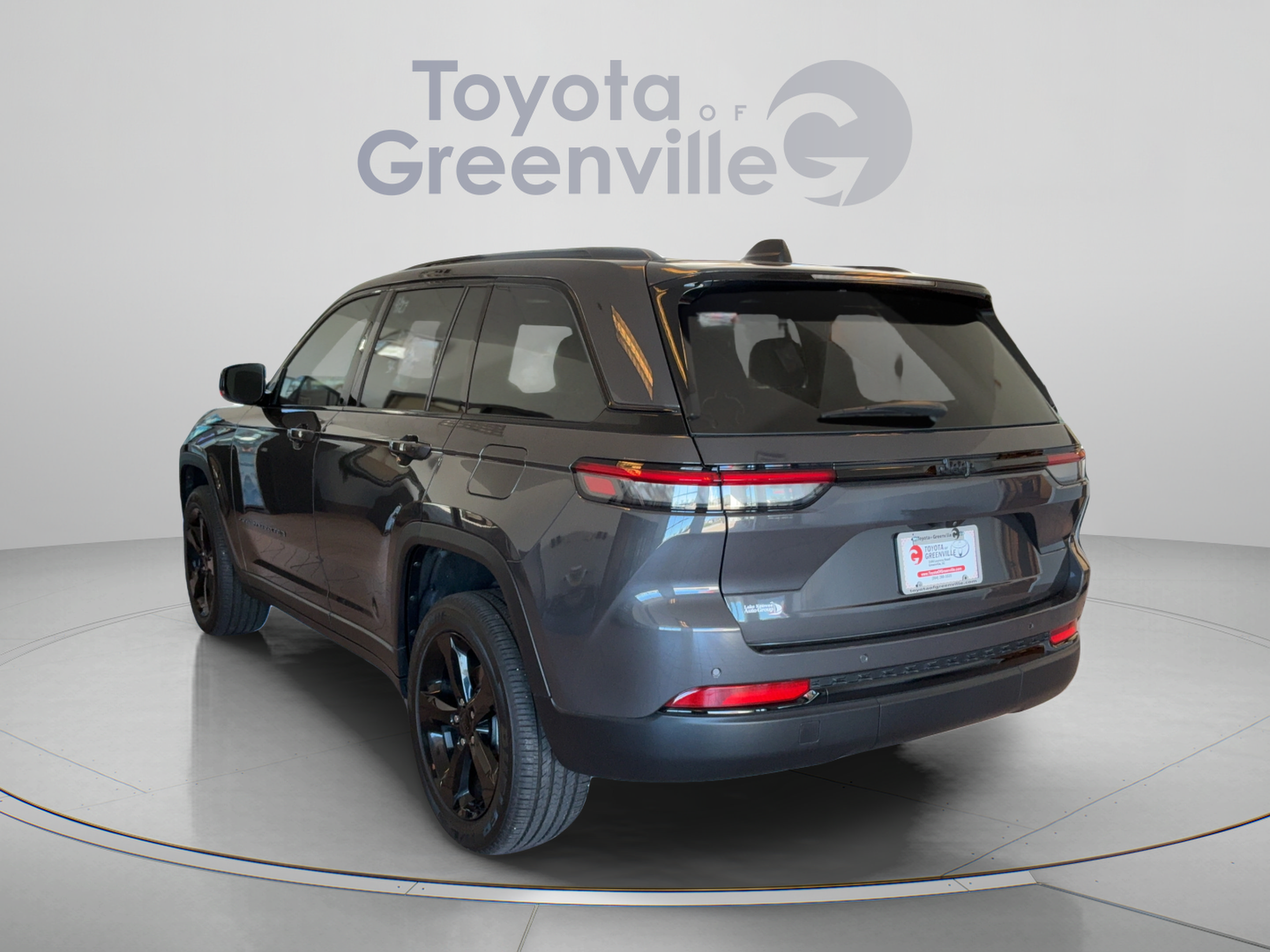 Used 2025 Jeep Grand Cherokee Altitude RWD image 4