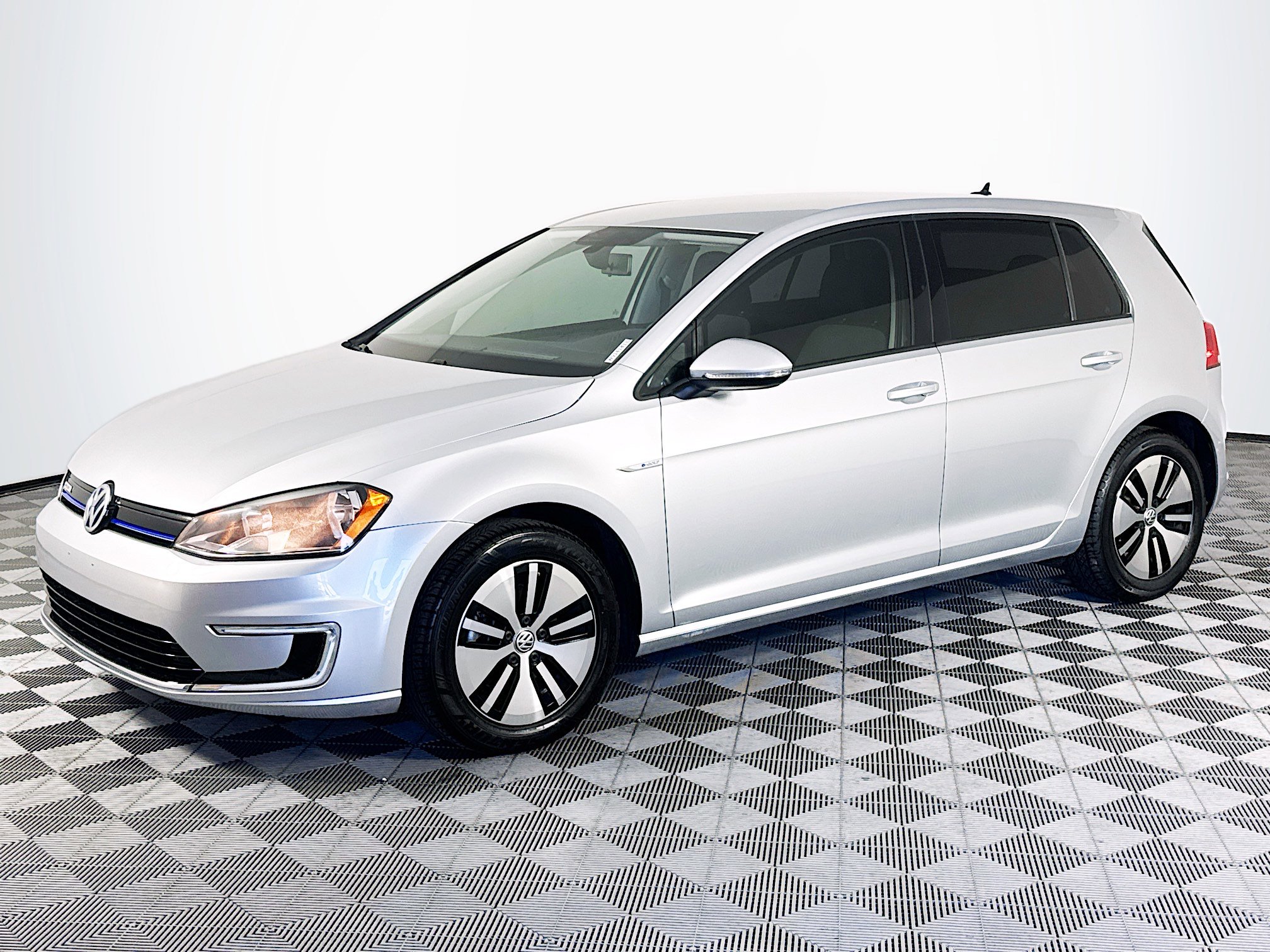Used 2016 Volkswagen e-Golf SE w/ DC Fast Charging Package image 4