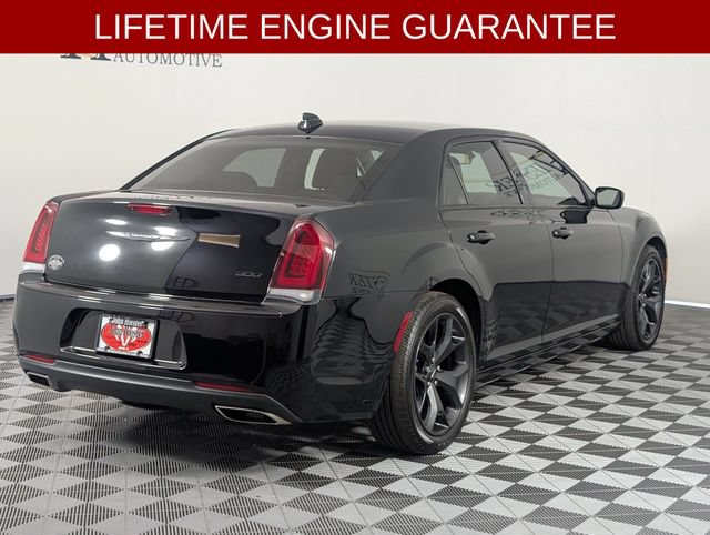 Used 2022 Chrysler 300 Touring w/ Sport Appearance Package RWD image 7
