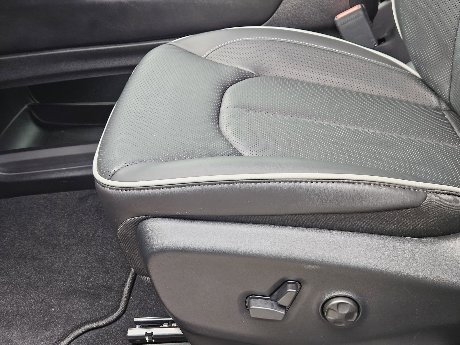 New 2026 Chrysler Pacifica Limited w/ Uconnect Theater Family Group image 25