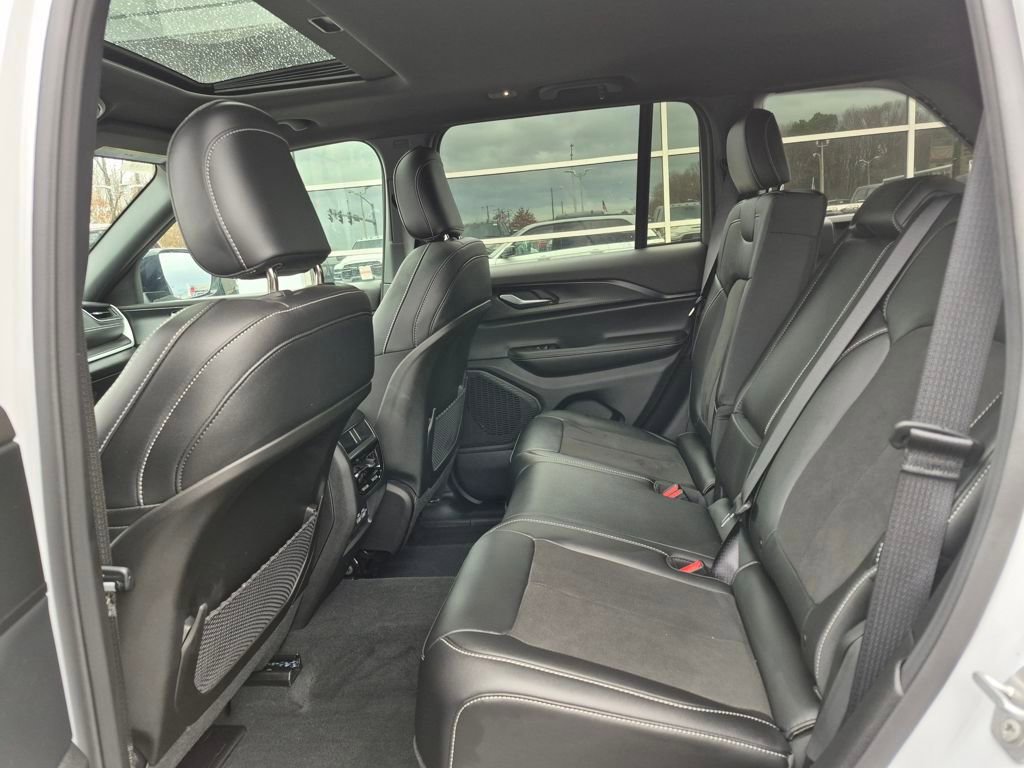 Used 2025 Jeep Grand Cherokee Altitude image 14