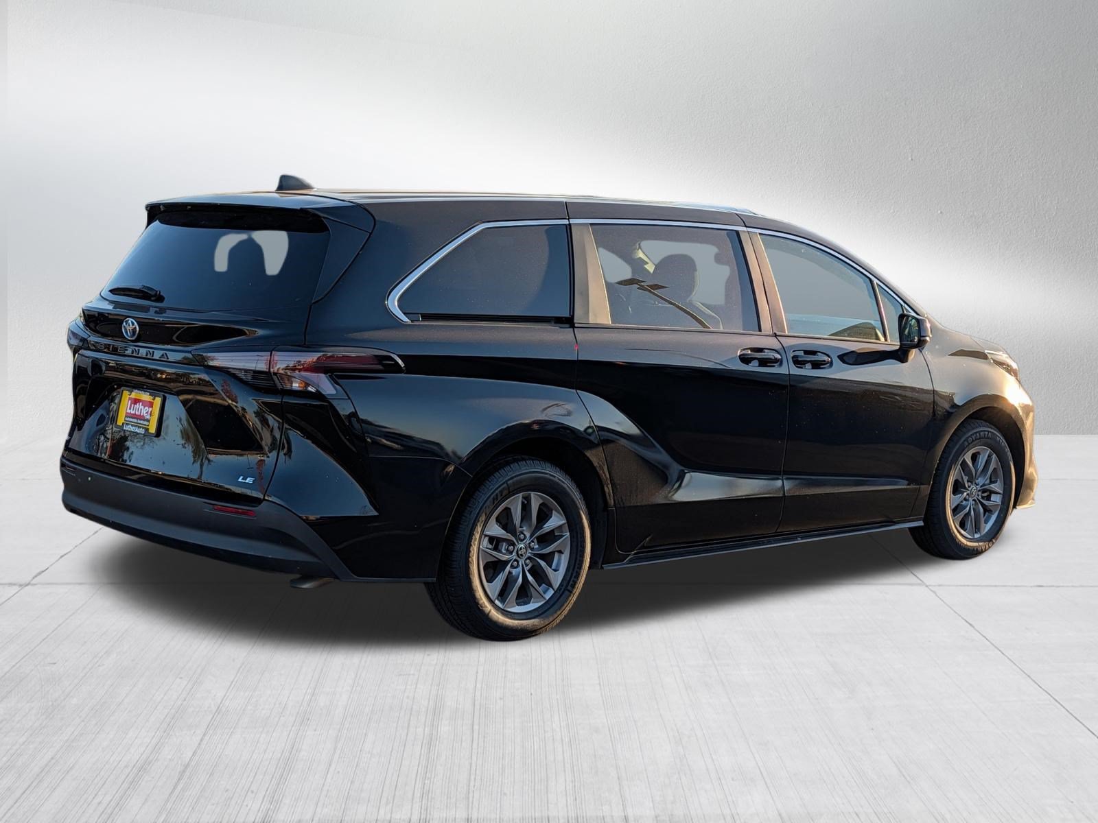 Used 2025 Toyota Sienna LE FWD image 7