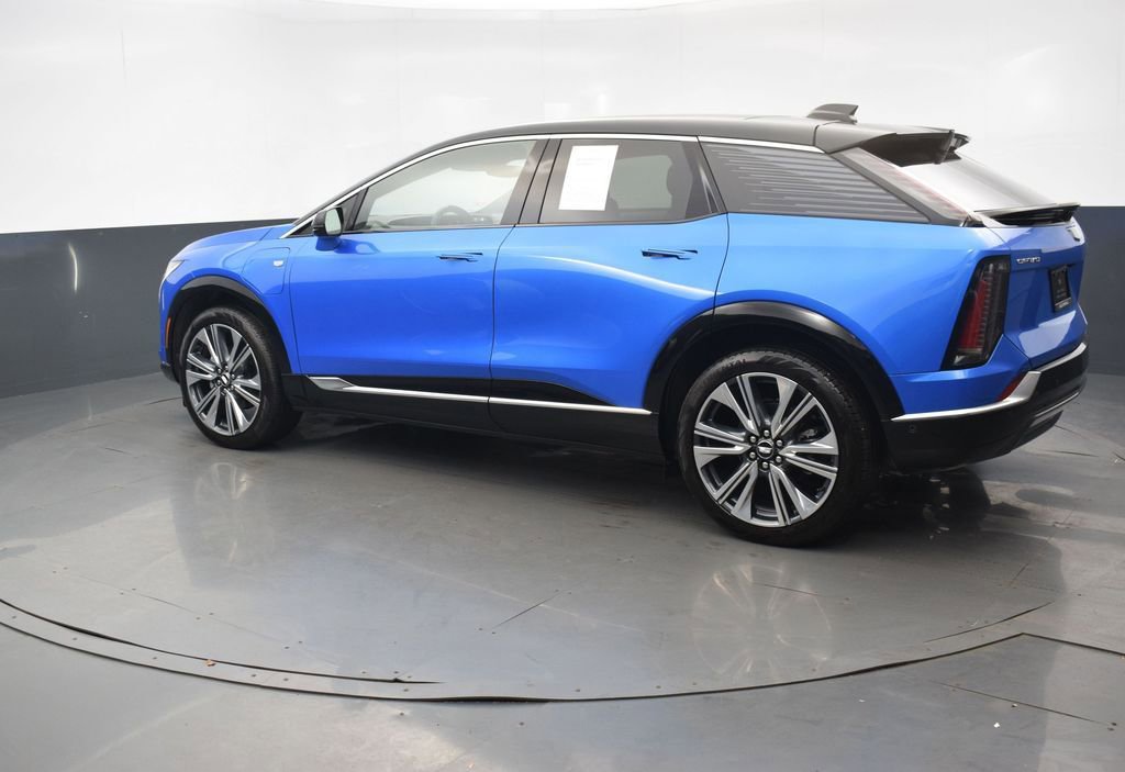 Certified 2025 Cadillac Optiq Luxury 2 AWD/4WD image 3