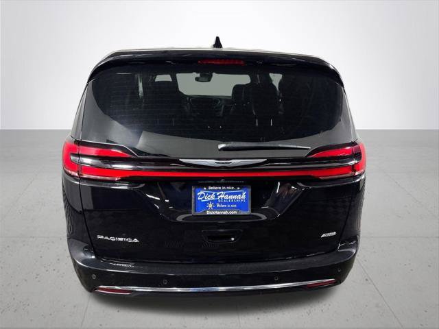 Certified 2025 Chrysler Pacifica Select AWD/4WD image 8