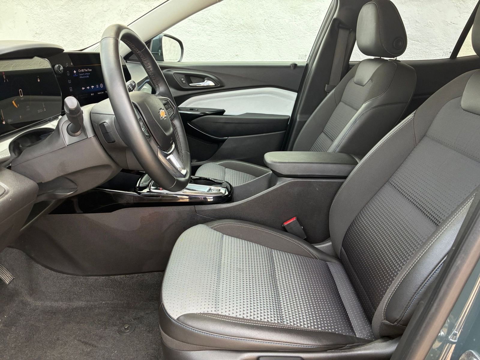 Used 2025 Chevrolet Trax LT w/ LT Convenience Package image 25