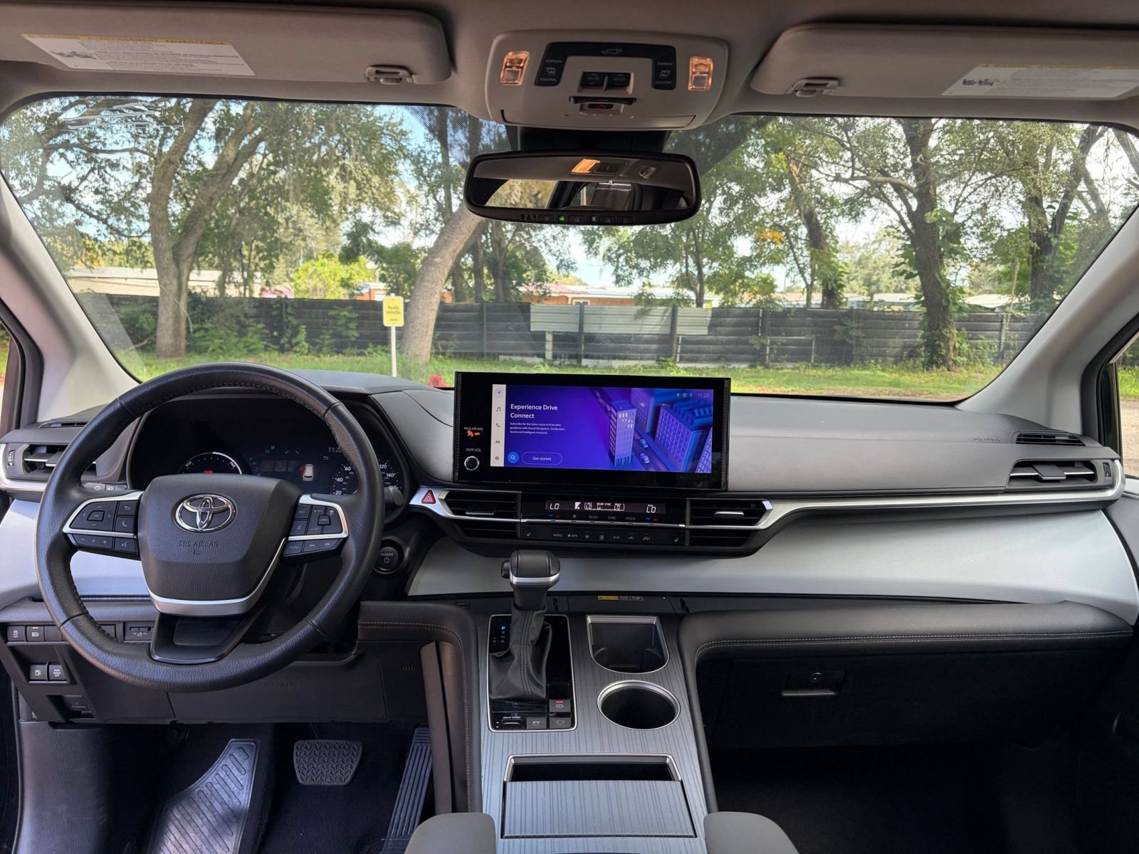 Used 2025 Toyota Sienna XLE FWD image 36