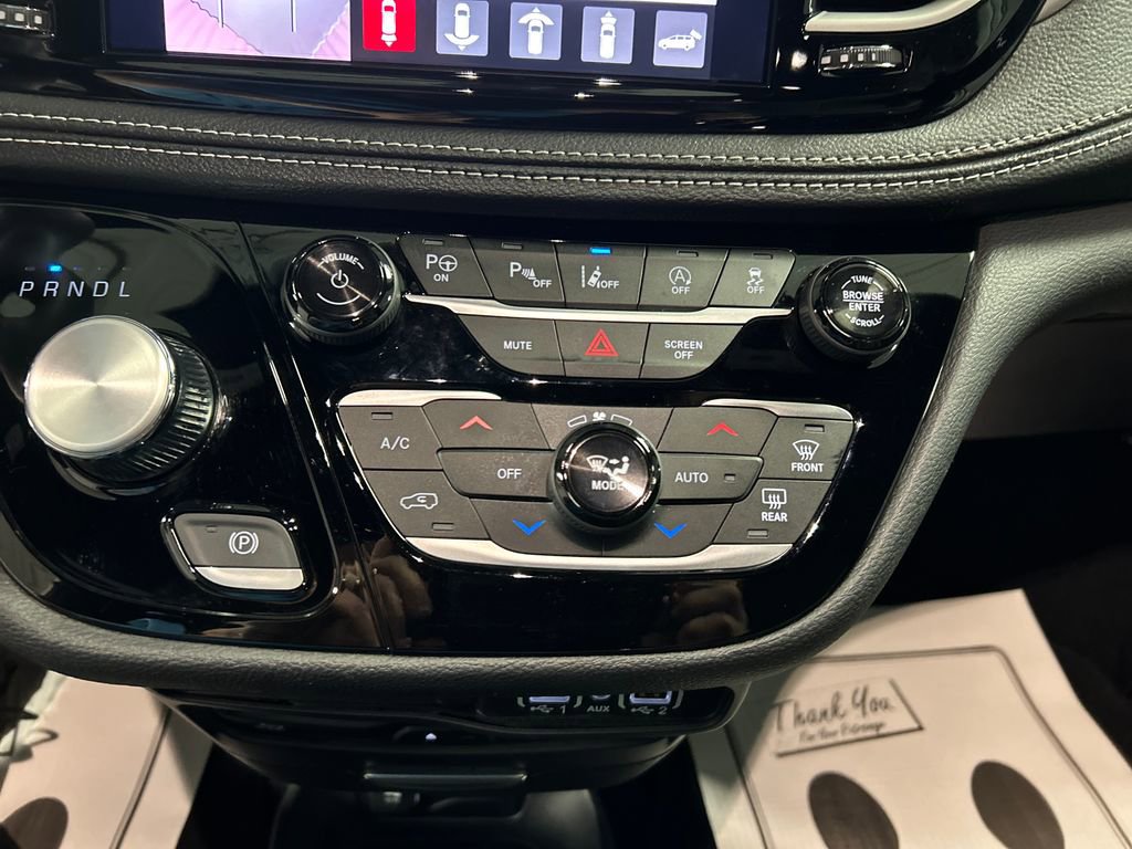 Used 2025 Chrysler Pacifica Select w/ Uconnect Theater Family Group image 19