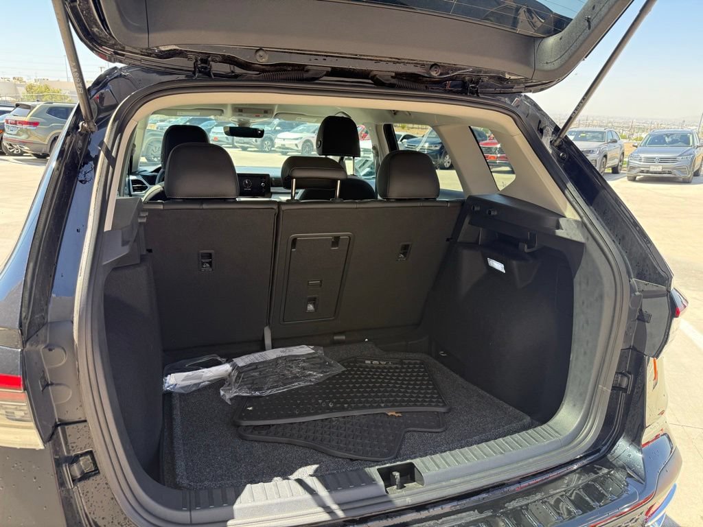 Certified 2025 Volkswagen Taos SE FWD image 10