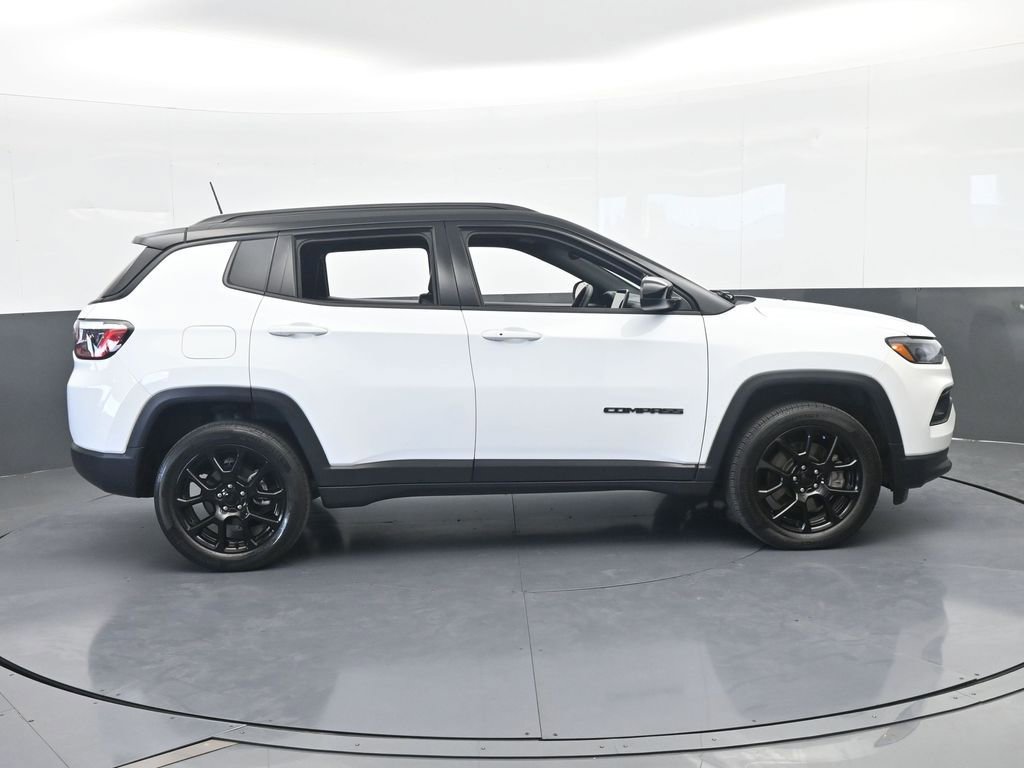 Used 2024 Jeep Compass Latitude w/ Convenience Group AWD/4WD image 7