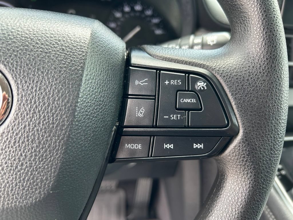 Used 2025 Toyota Sienna LE FWD image 12
