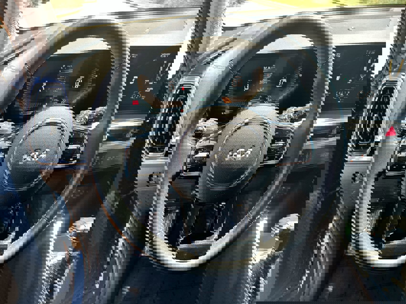 Used 2025 Kia Sorento EX w/ Panoramic Sunroof Package image 14