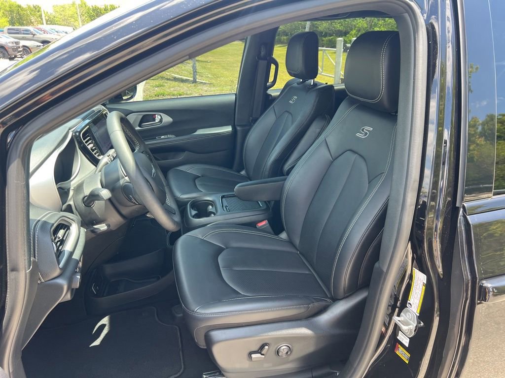 Used 2024 Chrysler Pacifica Touring-L w/ S Appearance Package FWD image 55