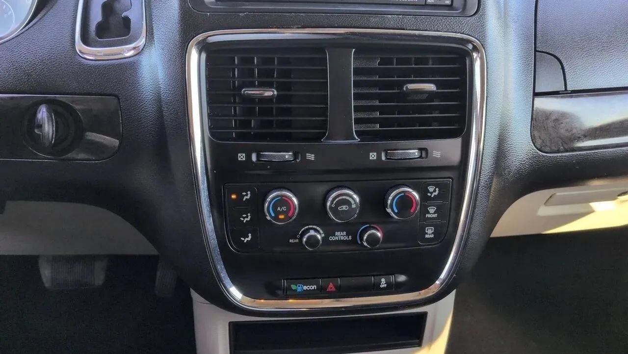 Used 2018 Dodge Grand Caravan SE FWD image 17