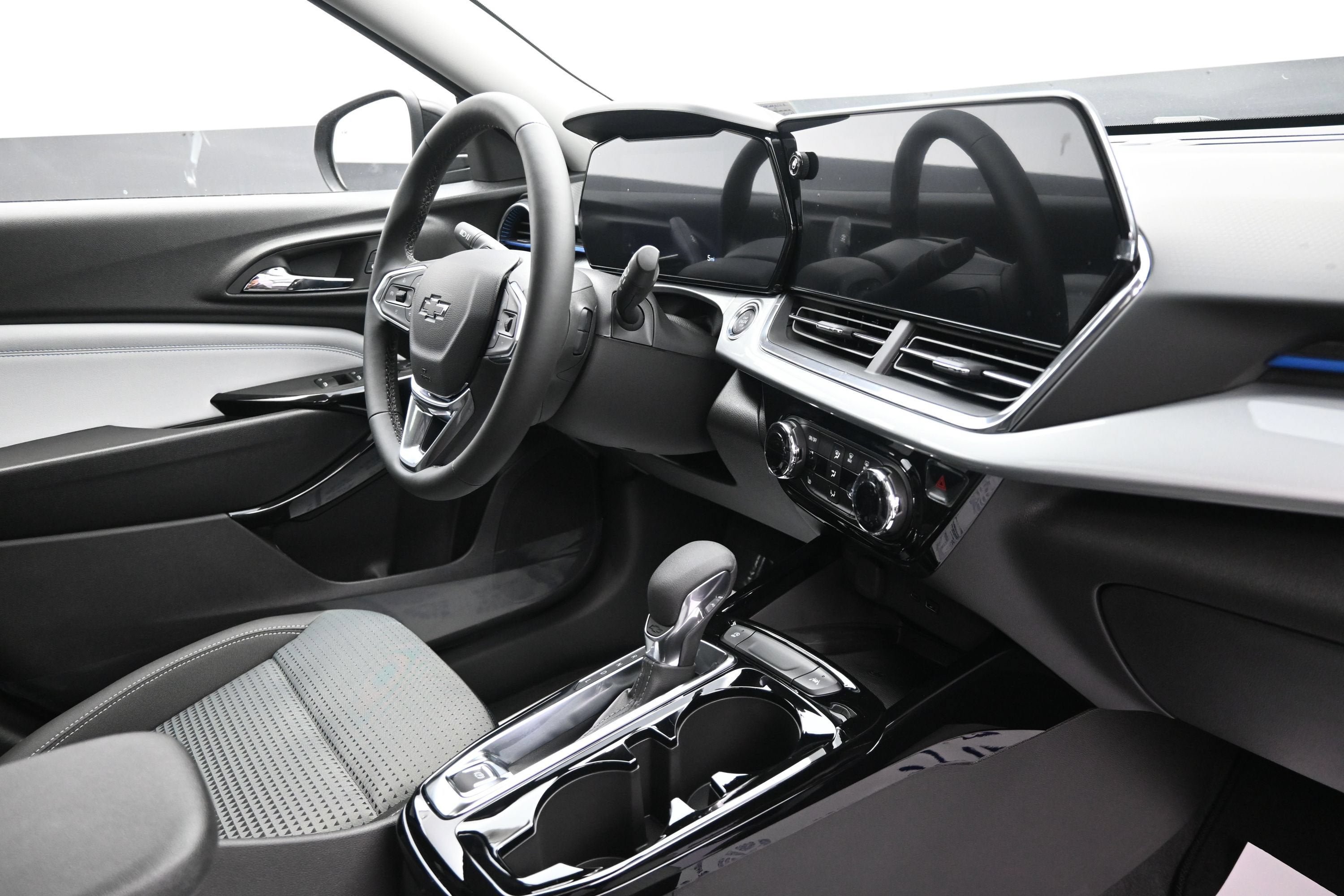 New 2026 Chevrolet Trax LT w/ Sunroof Package FWD image 31
