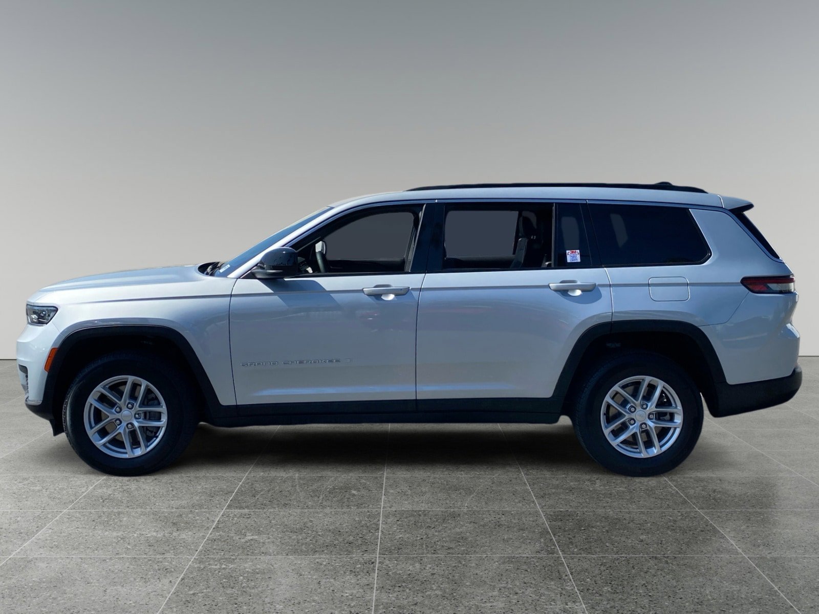 Used 2024 Jeep Grand Cherokee L Laredo RWD image 2
