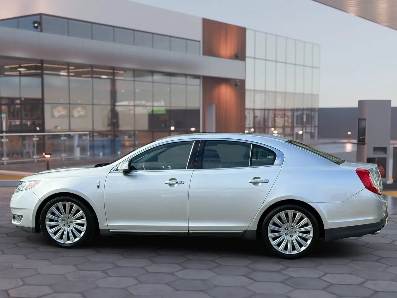 Used 2013 Lincoln MKS FWD image 3