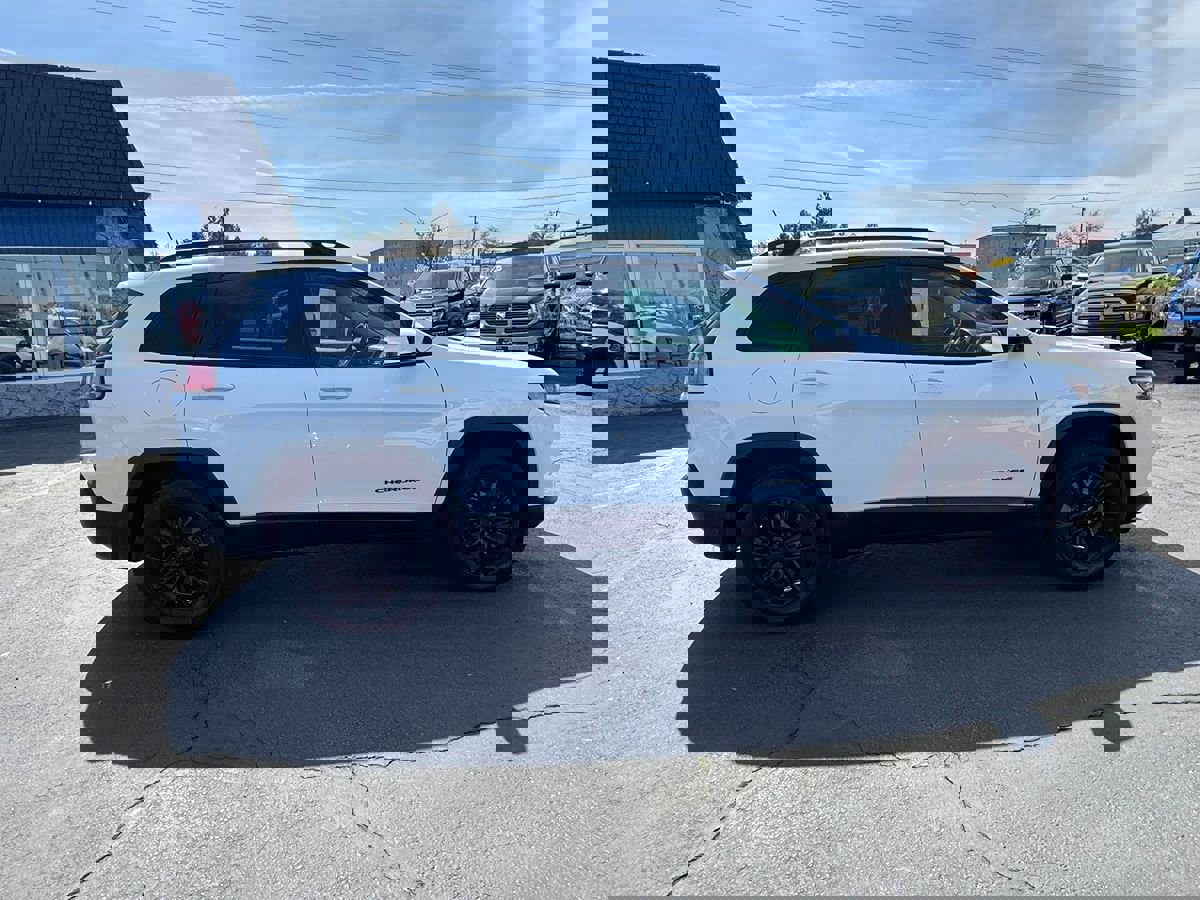 Used 2020 Jeep Cherokee Latitude w/ Cold Weather Group image 10