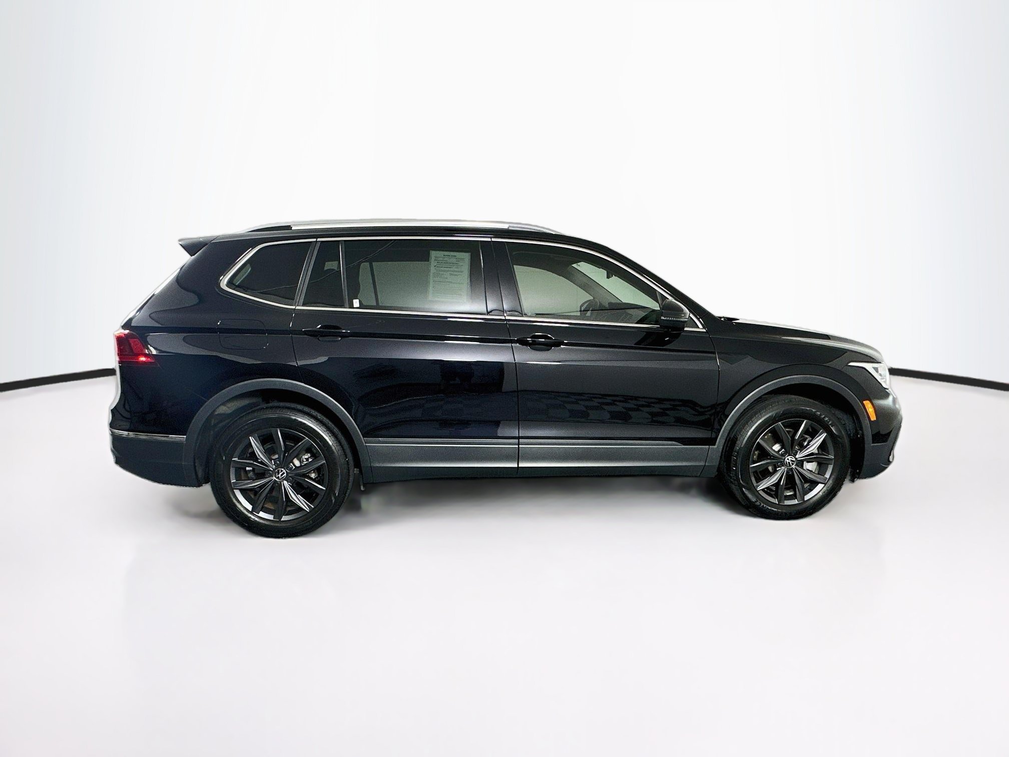 Used 2023 Volkswagen Tiguan SE FWD image 10