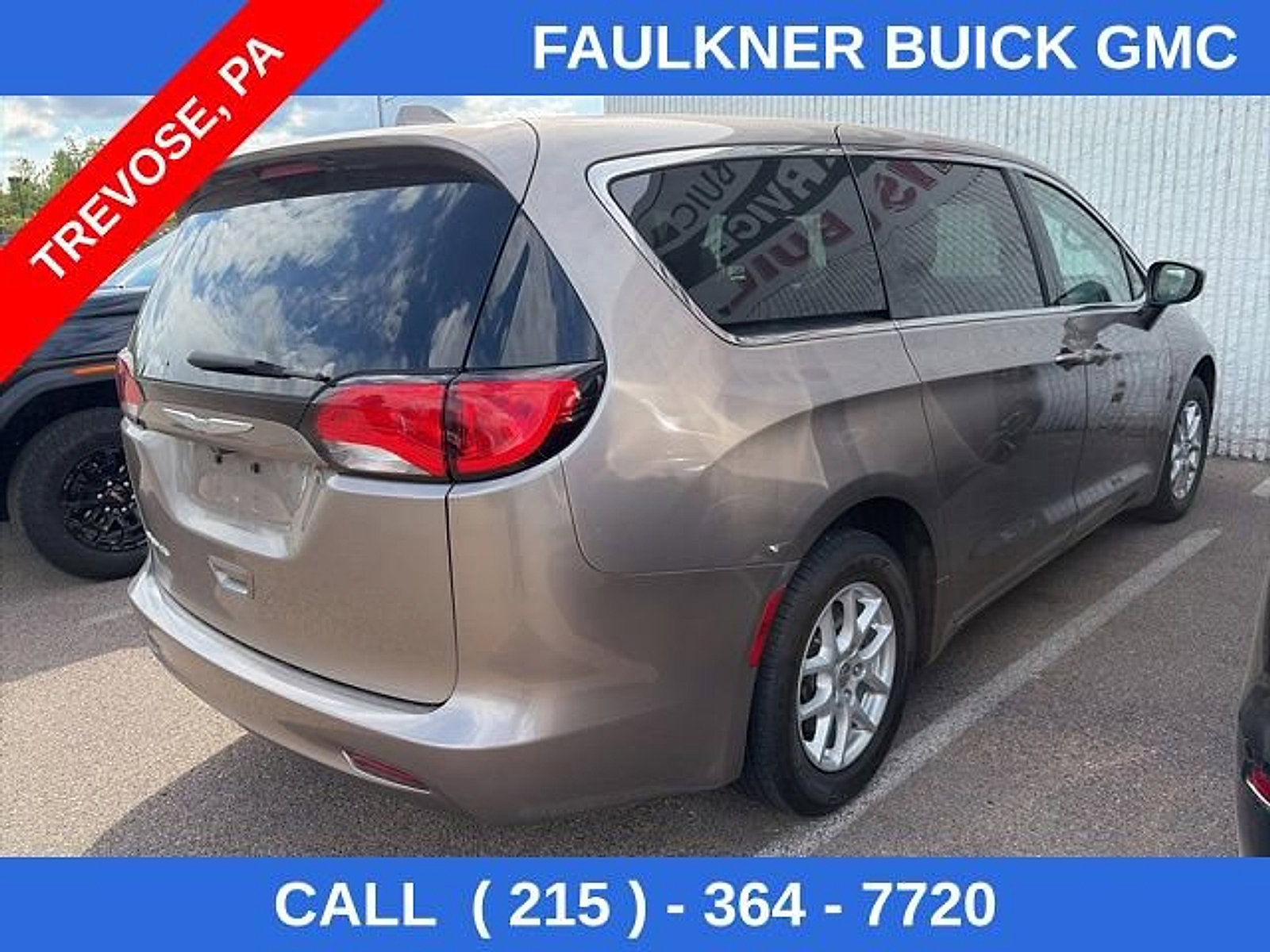 Used 2017 Chrysler Pacifica Touring FWD image 1