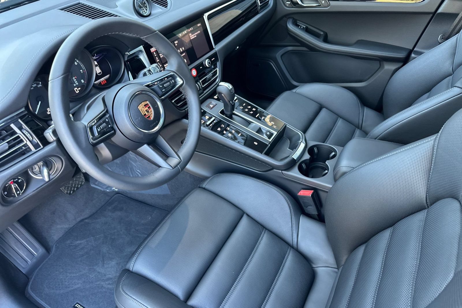 New 2026 Porsche Macan AWD/4WD image 4