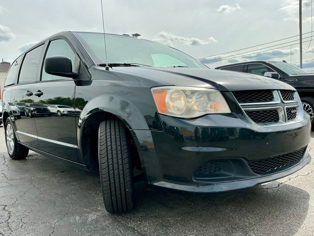 Used 2018 Dodge Grand Caravan SE w/ UConnect Hands-Free Group FWD image 2